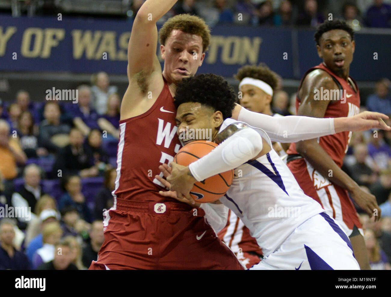 Seattle, WA, USA. 28 janvier, 2018. Point guard UW David Crisp (1) disques durs pour le panier contre WSU guard Malachie Flynn (22) au cours d'un CIP12 jeu de basket-ball entre les Washington Huskies et WSU couguars. Le jeu a été joué à Hec Ed Pavilion à Seattle, WA. Jeff Halstead/CSM/Alamy Live News Banque D'Images