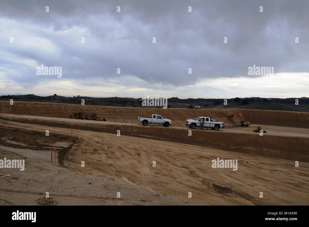 Pour faire face à la démolition de la caserne de la réduction à l'autoroute 101 penderie qui sont doublés avec des produits chimiques nuisibles cette décharge a été créé où le bois et les matériaux seront sous-évaluées. Le projet suit les lignes directrices strictes en matière d'environnement et de la construction de la remplir sur Camp Roberts fait économiser de l'argent qu'il aurait fallu pour le transport et l'élimination des locaux à un remplissage. Consulter l'article sur la visite de SMA pour plus de détails. Banque D'Images