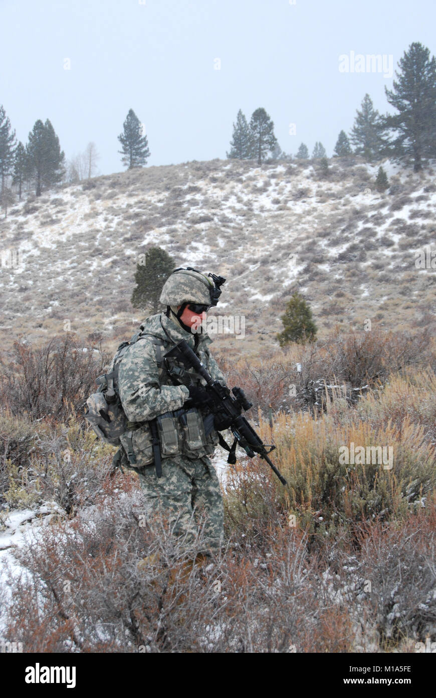 La FPC. Aram Yedigaryan du 1-160ème Infanterie, Californie Army National Guard, effectue une patrouille de lumière pour des conditions de test, bataille de la charge et de couches de vêtements qu'elles éprouvent les prévisions météo en constante évolution au cours de l'Opération Red Snow, le 15 février 2012. Les troupes vont bientôt en tête de temps aussi faible que 3 degrés avec les rafales de vent de près de 30 mph. (Photo de Garde Nationale d'armée/Master Sgt. Paul Wade) Banque D'Images