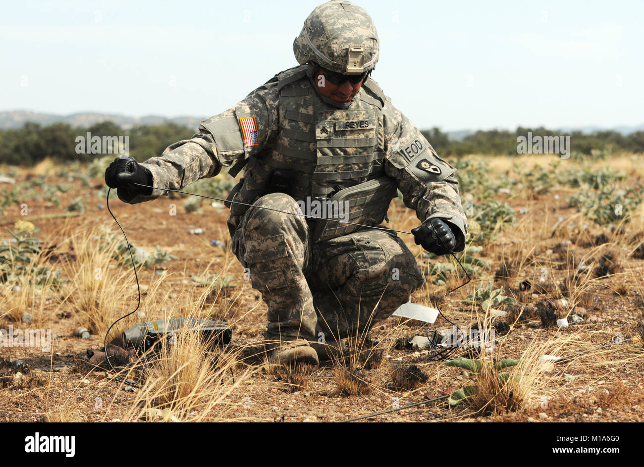 1207011-Z-VV280-002 Manteca, en Californie Le Sgt indigènes. Joseph R. Reyes, un spécialiste des explosifs et munitions pendant cinq ans et un membre de l'équipe pour le Camp Roberts basé 217e compagnie de munitions (NEM) de la Garde nationale de Californie, les bobines de cordon détonant tout en se préparant à rendre inoffensifs les munitions d'un projectile d'une arme anti-char à Camp Roberts le 11 juillet. Dans le cadre de leur formation, la 217e rend périodiquement les risques potentiels tels que les munitions non explosées en toute sécurité à partir de différentes gammes à l'installation. (Photo de Garde Nationale d'armée/Sgt. David S. Choi) Banque D'Images