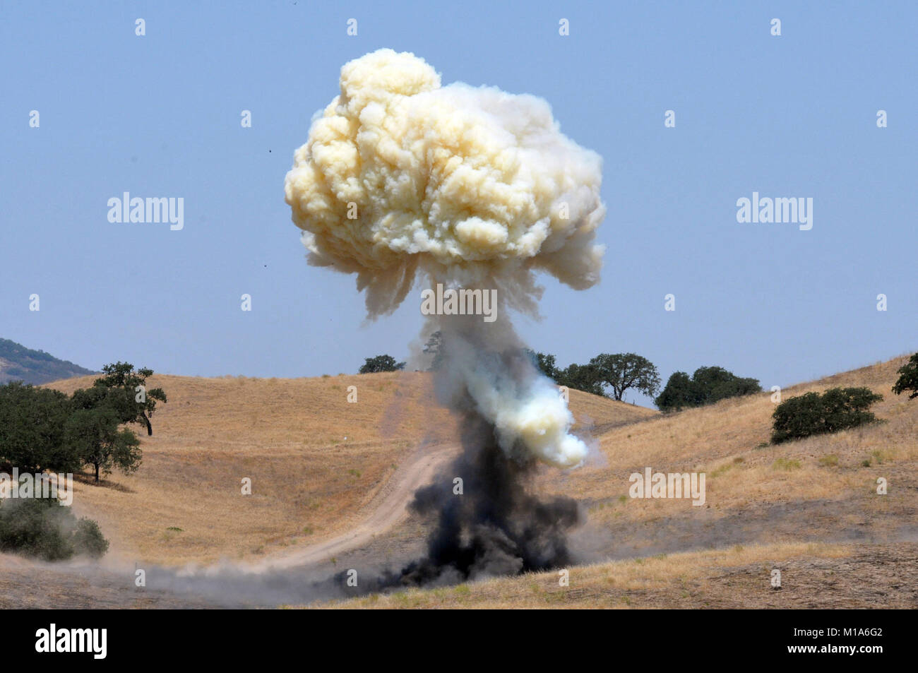 Bien que la conduite de tir pendant leur entraînement annuel au Camp Roberts le 12 juillet, la Garde nationale de Californie 217e compagnie de neutralisation des explosifs et munitions non explosées consolidé afin de rendre la gamme coffre-fort. Banque D'Images