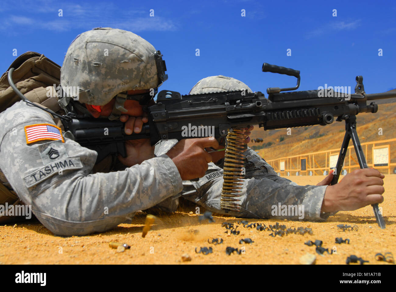Le s.. Ian Tashima, siège de l'Administration centrale et de détachement, Quartier général, et le Sgt. Jose Moreno, du 40e Bataillon de soutien de la Brigade d'infanterie, 79e Brigade Combat Team, vous permet de perdre avec le M249 Light Machine Gun à la ligne de 10 mètres au cours de l'adresse au tir du conseil consultatif de la région VII Match, également connu comme le MAC VII au Camp, San Luis Obispo, 21 août. Chaque équipe est cassée en paires d'artilleurs et sous-mitrailleurs. Après le tireur a tiré, il passe avec ses lieux un mitrailleur. (Photo de Garde Nationale d'armée/Sgt. Ian Kummer) Banque D'Images