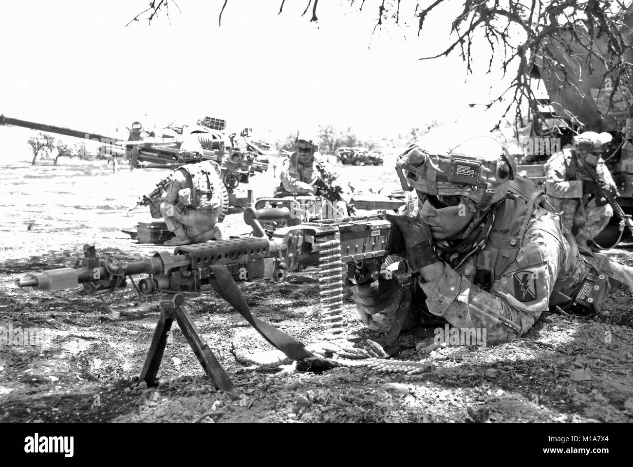 Au cours de la formation annuelle en mai 2016 soldats de batterie Bravo, 1er Bataillon, 143e Régiment d'artillerie, basée à Ventura et Santa Maria, de la Garde nationale de Californie, a effectué une formation de voies de défense du peloton sur la terre brûlée récemment de Camp Roberts. Leur tâche était de mettre en place leurs fusils et commencer les missions incendie tout en défendant leur position contre le service actif des soldats du 4-17ème Infantry hors de Fort Bliss agissant en tant que combattants ennemis. Strykers à partir de la même unité d'infanterie a appuyé l'unité de la Garde nationale dans la défense. Env. 30 hommes, dont le lieutenant 1er Bloom, Sgt. 1er C Banque D'Images