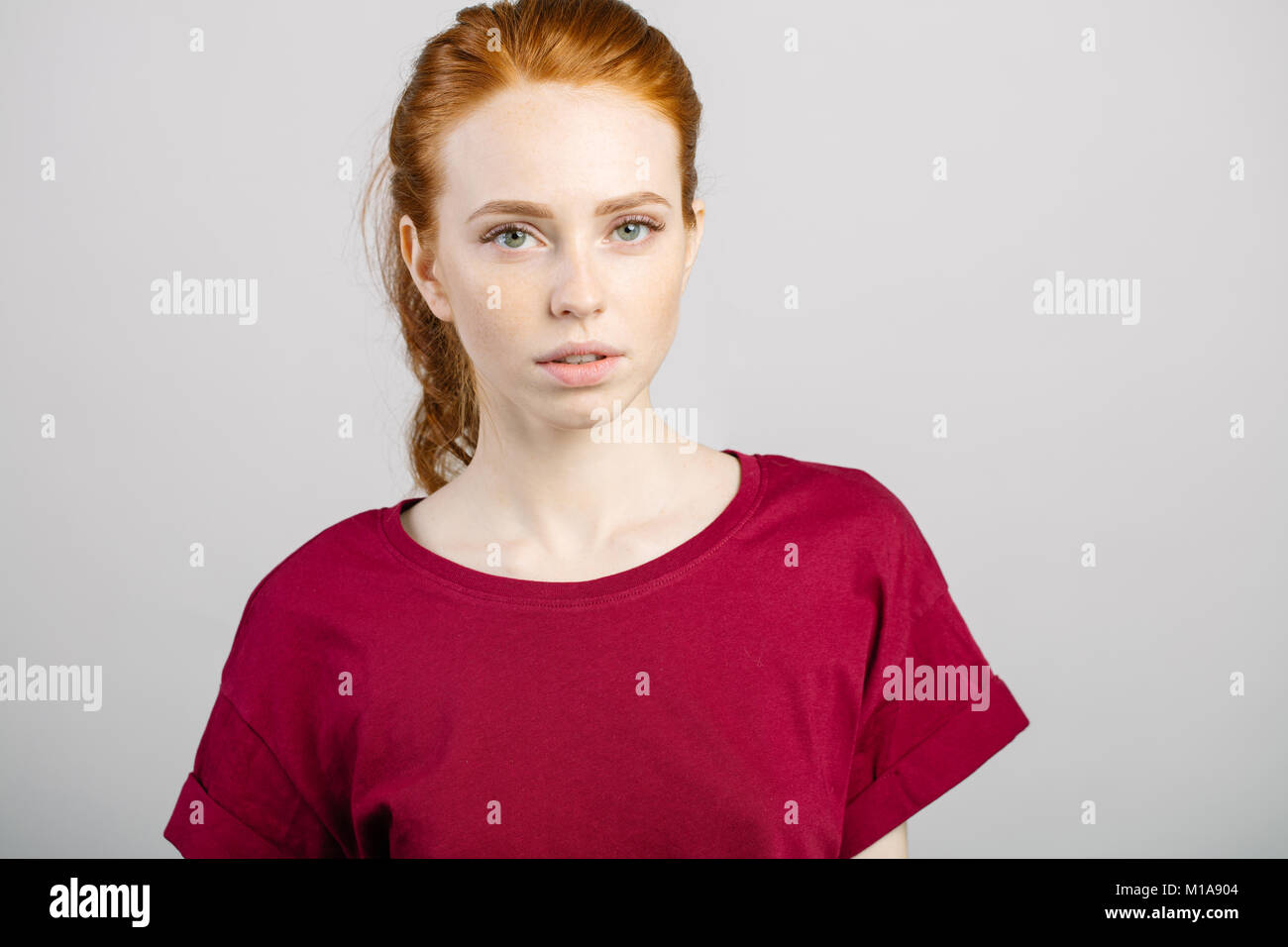 Belle jeune fille rousse avec un visage frais et neutre émotions close up Banque D'Images