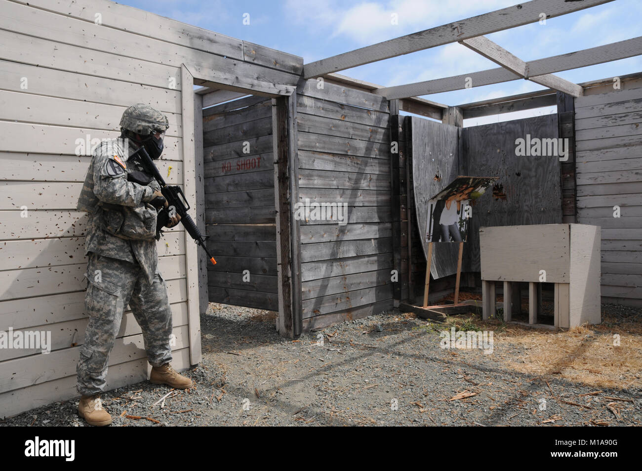 130911-Z-IB797- SPC. Roman Orlov, La Compagnie Bravo, 223e renseignement militaire, se préparent à entrer dans une autre pièce dans la maison de tir sur la voie des opérations en zone urbaine, le 11 septembre 2013, lors de la Californie de l'Army National Guard meilleur guerrier de la concurrence, qui a eu lieu au Camp San Luis Obispo, Californie, par l'Institut régional de formation 223e. (U.S. Photo de la Garde nationale par la CPS. James Wilton/libérés) Banque D'Images