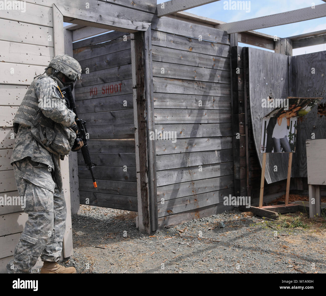 130911-Z-IB797- SPC. Roman Orlov, La Compagnie Bravo, 223e renseignement militaire, traverse la maison de tir sur les opérations urbaines lane, le 11 septembre 2013, lors de la Californie de l'Army National Guard meilleur guerrier de la concurrence, qui a eu lieu au Camp San Luis Obispo, Californie, par l'Institut régional de formation 223e. (U.S. Photo de la Garde nationale par la CPS. James Wilton/libérés) Banque D'Images