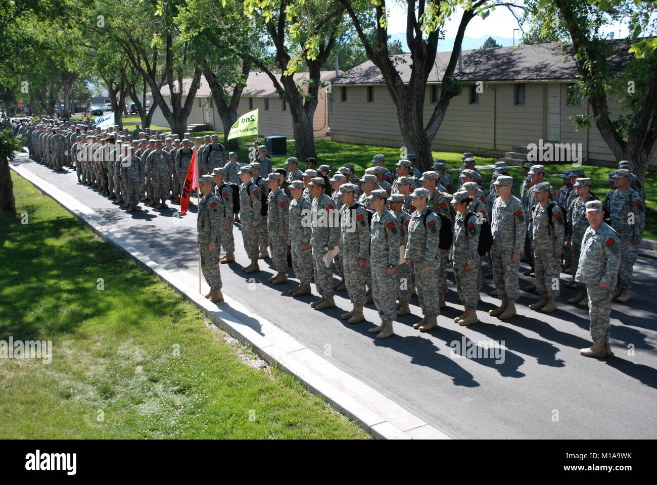 Le renseignement militaire (MI) soldats de partout au Canada et aux États-Unis s'organiser en unités différentes pour former un groupe de forces interarmées théorique à Panther 2014 grève. L'exercice est conçu pour maximiser les diverses spécialités des soldats mi humains, compteur, signaux, images satellites, données géo-spatiales et du renseignement de toutes sources afin de capturer ou éliminer les cellules des Taliban et d'al-Qaïda insurgés dans la simulation d'une vallée de la province de Kunar en Afghanistan camp aménagé sur Williams en dehors de Salt Lake City, Utah. (Photo prise par le lieutenant 1er Jan M Bender/libérés) Banque D'Images