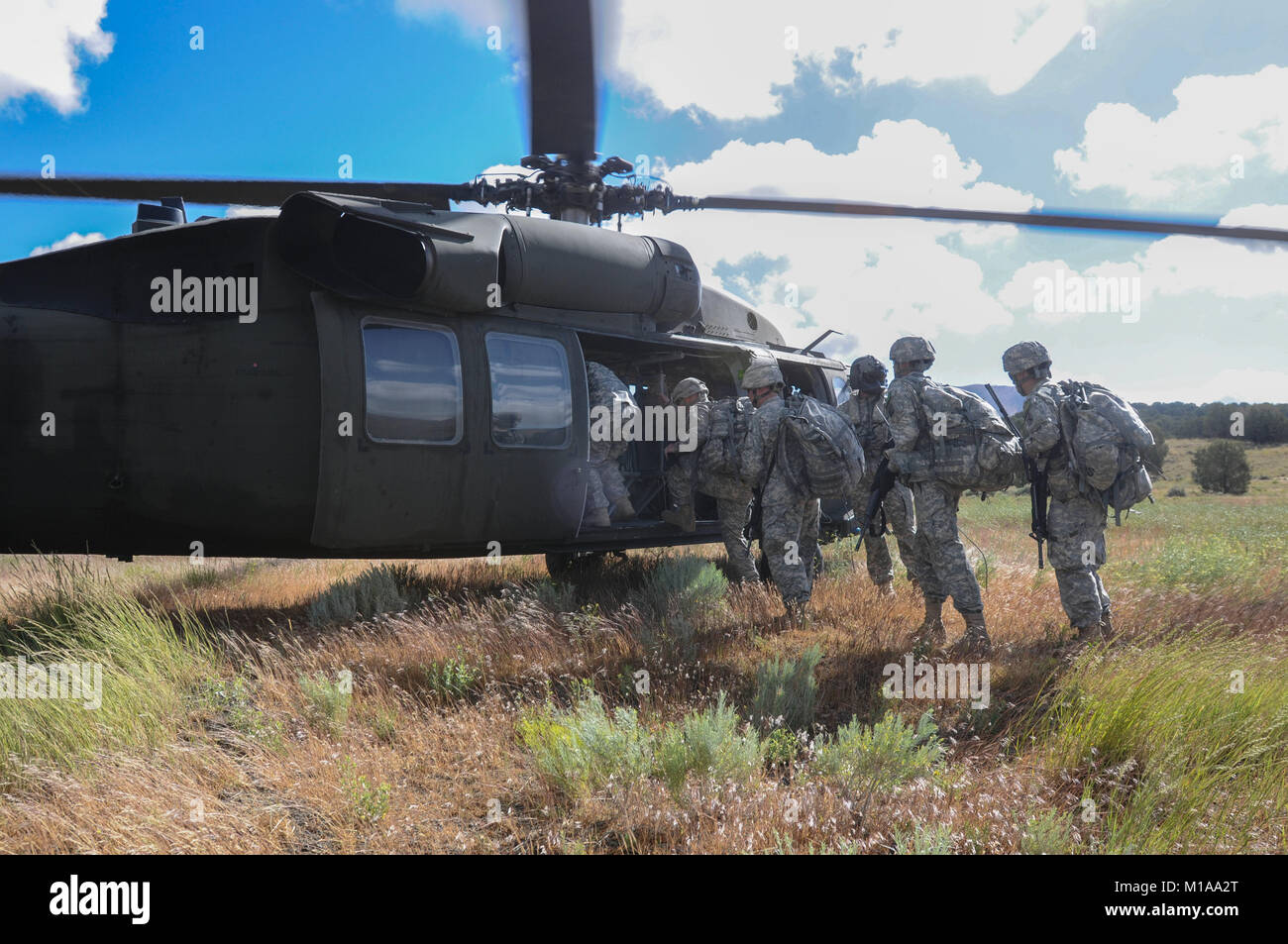 CAMP WILLIAMS, UT - Le 18 juin, le renseignement sur les transmissions collectors board un UH-60 Blackhawk pour une navigation terrestre au cours de l'événement 2014 Grève Panther au Camp Williams, de l'Utah. Panther Grève est un événement annuel de formation qui simule l'ensemble du spectre des opérations de collecte de renseignements au sein d'un groupe de travail mixte. (U.S. La Garde nationale de l'armée photo par le Sgt. Nicolas A. Cloward, 128e Détachement mobile affaire publique) Banque D'Images