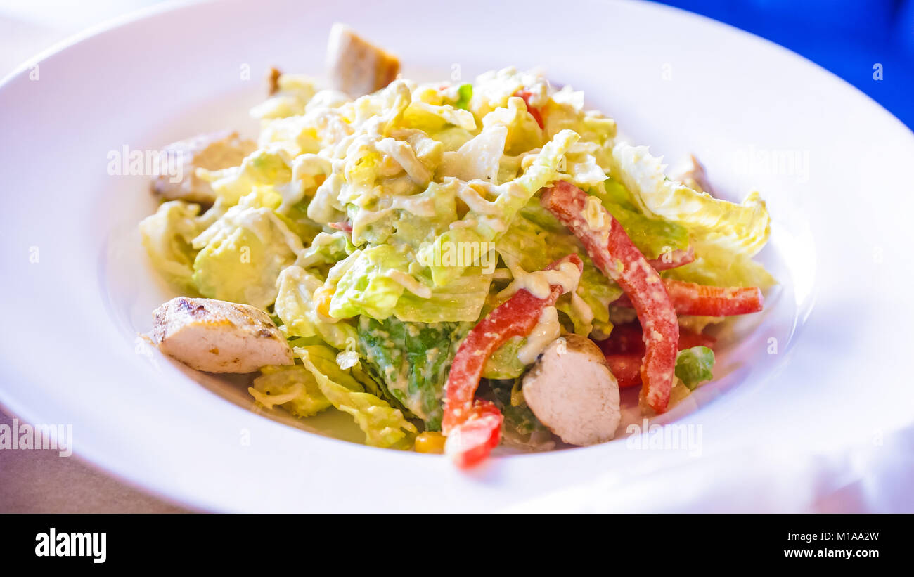 Salade de poulet chaud close up shoot dans un restaurant Banque D'Images