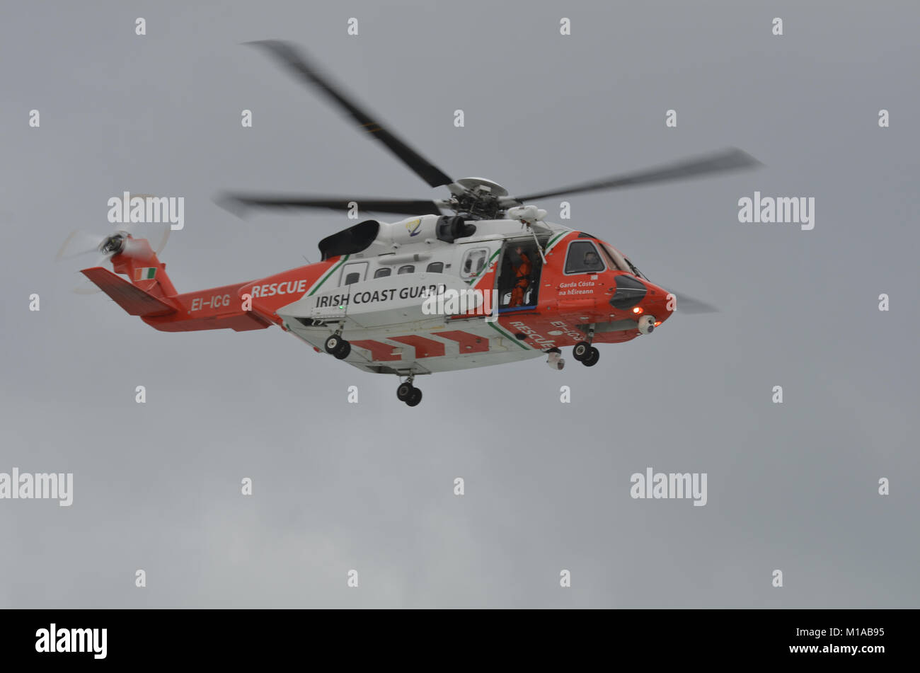 Portrush, Fr d'Antrim, en Irlande du Nord. 31 août 2013 :- Irish Coast Guard Sikorsky S-92A en battant l'affichage à l'Airshow Portrush Banque D'Images