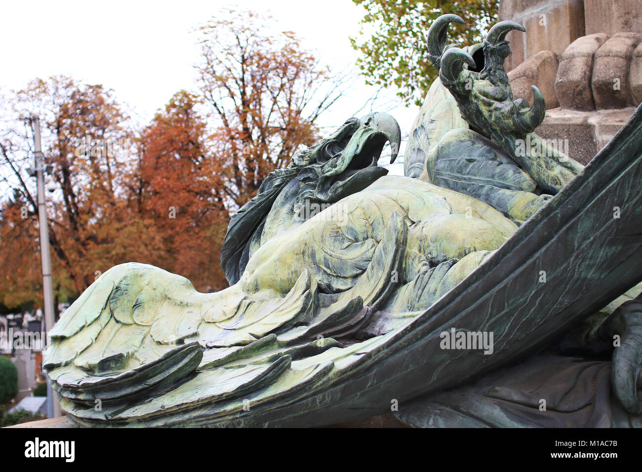 Iron Eagle couché sur son tombeau et statue ailes Banque D'Images