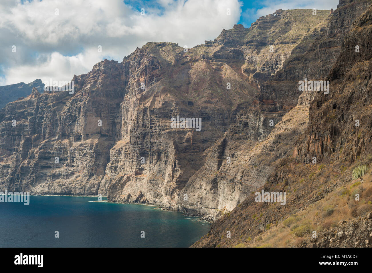 Les immenses falaises de laves mafiques coupé par de nombreuses digues à Los Gigantes, Tenerife, Canaries, Espagne Banque D'Images