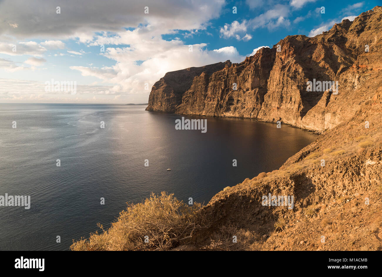 Les immenses falaises de laves mafiques coupé par de nombreuses digues à Los Gigantes, Tenerife, Canaries, Espagne Banque D'Images