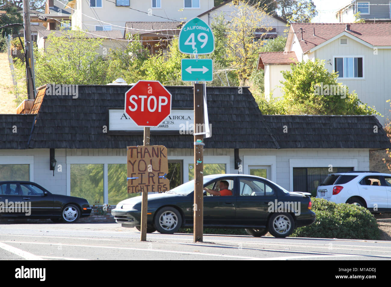 Des indices, tout au long de Californie les collectivités et les petites villes ne manquent pas de remercier la garde nationale de l'Armée de la Californie et d'autres organisations de lutte contre l'incendie lutte contre les incendies de Californie du Nord en permanence. (U.S. Photo de la Garde nationale par le sergent. Eddie Sigüenza) Banque D'Images
