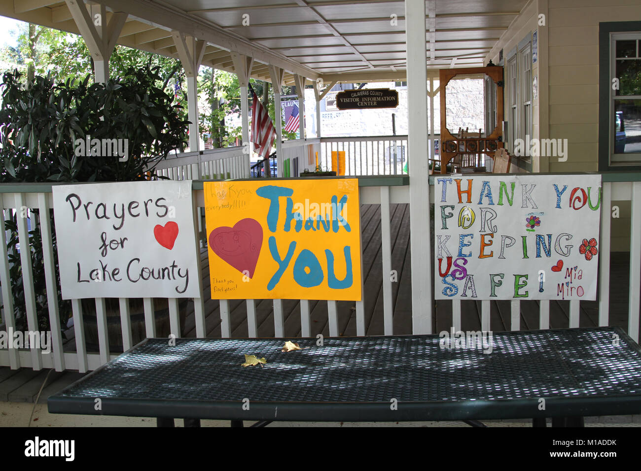 Des indices, tout au long de Californie les collectivités et les petites villes ne manquent pas de remercier la garde nationale de l'Armée de la Californie et d'autres organisations de lutte contre l'incendie lutte contre les incendies de Californie du Nord en permanence. (U.S. Photo de la Garde nationale par le sergent. Eddie Sigüenza) Banque D'Images