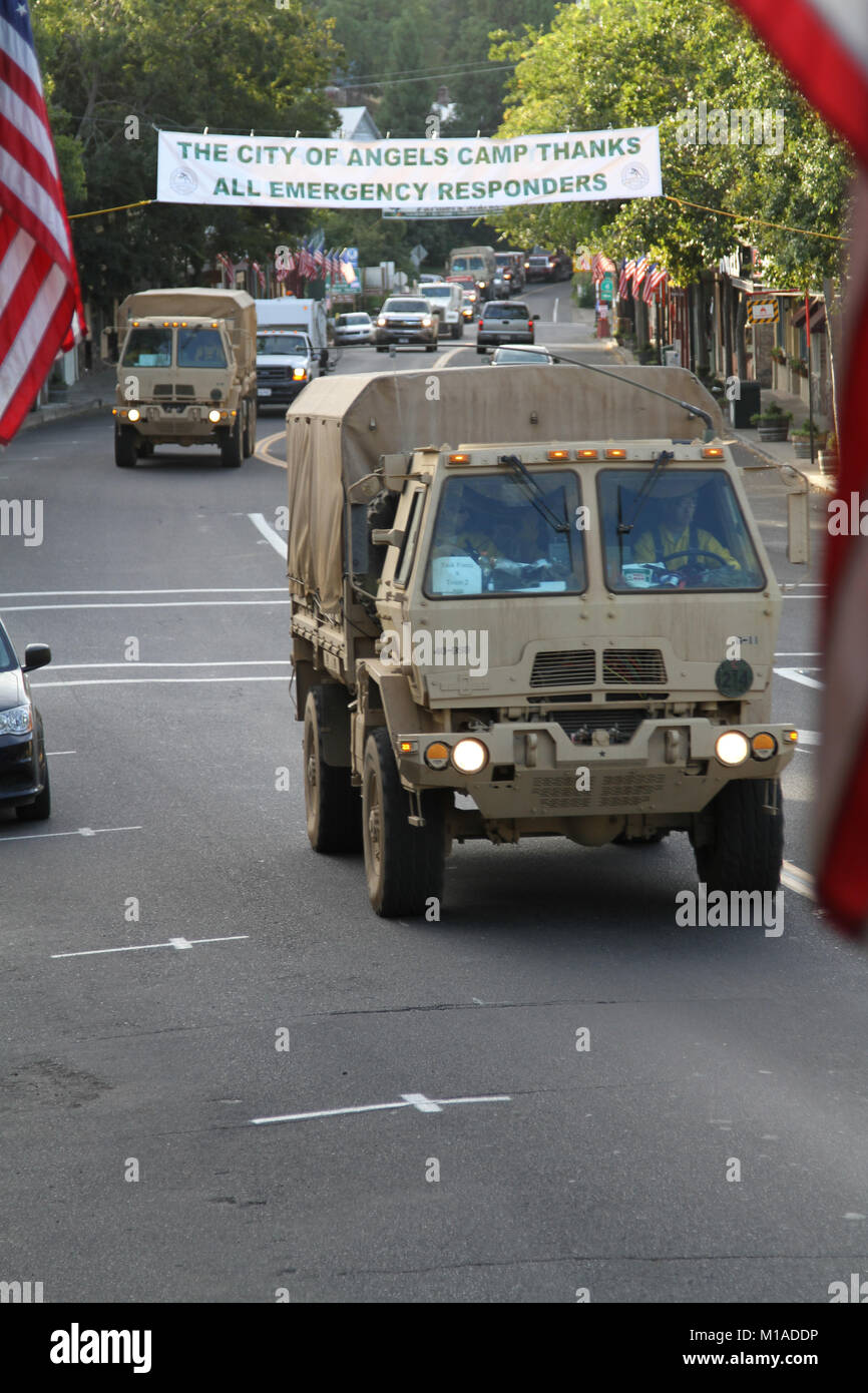 La Garde Nationale de Californie véhicules tactiques des troupes le 24 septembre au San Andreas Hills dans le centre-ville d'Angels Camp, une ville de Californie dans le comté de qui a été dévastée par l'incendie de Butte. Les collectivités et les petites villes comme Angels Camp ont montré un soutien constant pour les gardes de la Californie et d'autres éléments de lutte contre les incendies avec des bannières et des signes montrant leur appréciation. (U.S. Photo de la Garde nationale par le sergent. Eddie Sigüenza) Banque D'Images