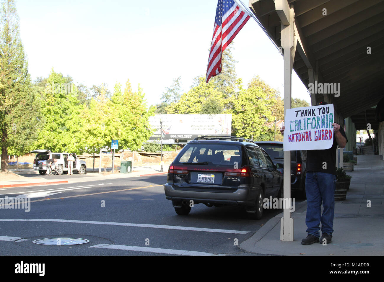 Phillip Mitchell, un résident et un homme d'affaires de Angels Camp, Californie, attend avec un Merci signer le 24 septembre pour la garde nationale de Californie pour passer les véhicules comme des troupes à la tête de San Andreas les collines et les montagnes de diminuer les points chauds. "C'est le moins que je puisse faire pour tout le dur travail que vous les gars font pour nous protéger", a déclaré Mitchell. (U.S. Photo de la Garde nationale par le sergent. Eddie Sigüenza) Banque D'Images