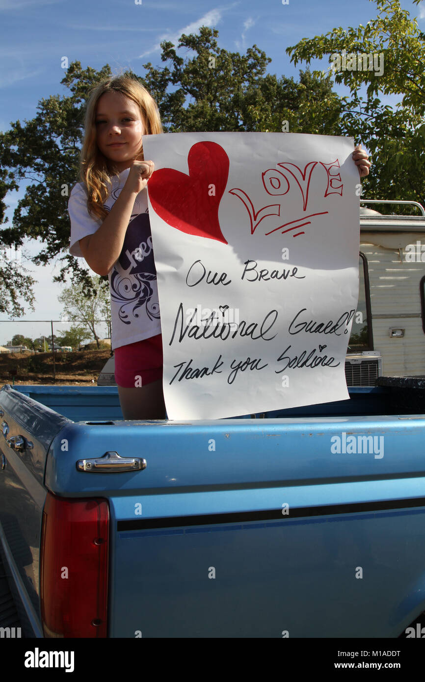Camren Roebuck, un 9-year-old Angels Camp résident, est titulaire d'une affiche remerciant la garde nationale armée Californie affecté à la Butte Fire dans le comté de Calaveras, en Californie, le 24 septembre. Roebuck, une quatrième année à l'école élémentaire de Mark Twain, regardait les véhicules tactiques garde Californie retour au camp de base. (U.S. Photo de la Garde nationale par le sergent. Eddie Sigüenza) Banque D'Images