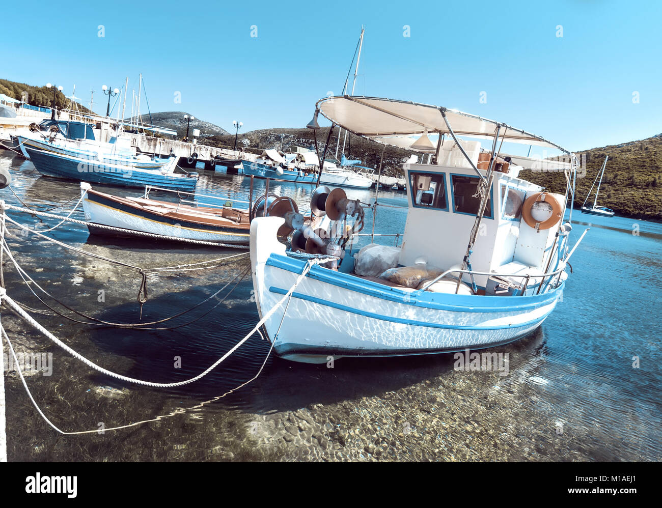 Les bateaux de pêcheurs à Kalamitsi Sithonia, port dans le Nord de la Grèce, de l'image aux couleurs Banque D'Images