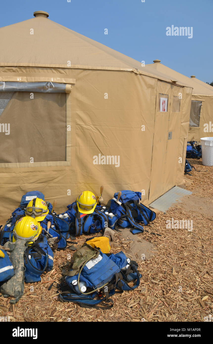 La Garde Nationale de Californie 578e bataillon du génie de la brigade et du 40e Bataillon de soutien Bridage déployer comme équipage main à l'appui de l'Soberanes incendie dans le comté de Monterey. Près de 400 soldats vivent au Toro County Park camp de base dans Salinas pendant leurs 29 jours, où tout, de l'équipement de sécurité incendie, l'hébergement et de loisirs est prévue pour eux. Chaque matin, les équipages des véhicules militaires voyage à divers points de chute sur la ligne de feu, de Carmel à Big Sur, pour travailler comme les pompiers et aider à contenir l'incendie 70 000 acres. Une fois sur un site, les soldats d'enfiler leur équipement de protection et de commencer Banque D'Images