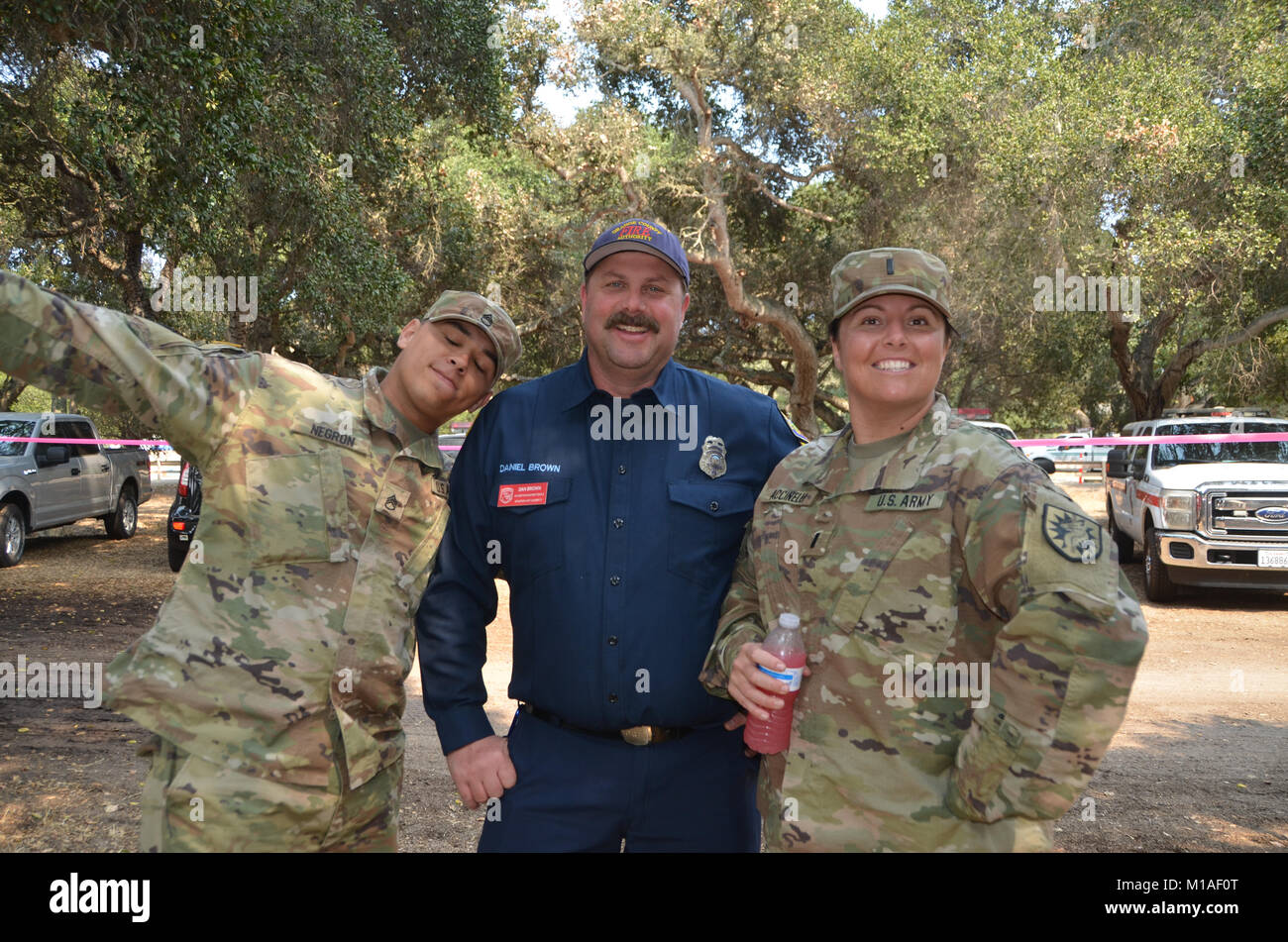 La Garde Nationale de Californie 578e bataillon du génie de la brigade et du 40e Bataillon de soutien Bridage déployer comme équipage main à l'appui de l'Soberanes incendie dans le comté de Monterey. Près de 400 soldats vivent au Toro County Park camp de base dans Salinas pendant leurs 29 jours, où tout, de l'équipement de sécurité incendie, l'hébergement et de loisirs est prévue pour eux. Chaque matin, les équipages des véhicules militaires voyage à divers points de chute sur la ligne de feu, de Carmel à Big Sur, pour travailler comme les pompiers et aider à contenir l'incendie 70 000 acres. Une fois sur un site, les soldats d'enfiler leur équipement de protection et de commencer Banque D'Images