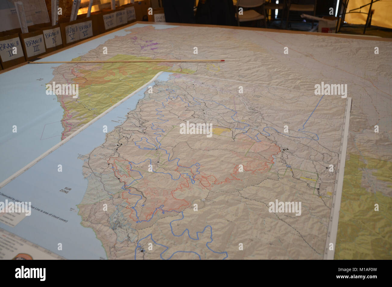 La Garde Nationale de Californie 578e bataillon du génie de la brigade et du 40e Bataillon de soutien Bridage déployer comme équipage main à l'appui de l'Soberanes incendie dans le comté de Monterey. Près de 400 soldats vivent au Toro County Park camp de base dans Salinas pendant leurs 29 jours, où tout, de l'équipement de sécurité incendie, l'hébergement et de loisirs est prévue pour eux. Chaque matin, les équipages des véhicules militaires voyage à divers points de chute sur la ligne de feu, de Carmel à Big Sur, pour travailler comme les pompiers et aider à contenir l'incendie 70 000 acres. Une fois sur un site, les soldats d'enfiler leur équipement de protection et de commencer Banque D'Images