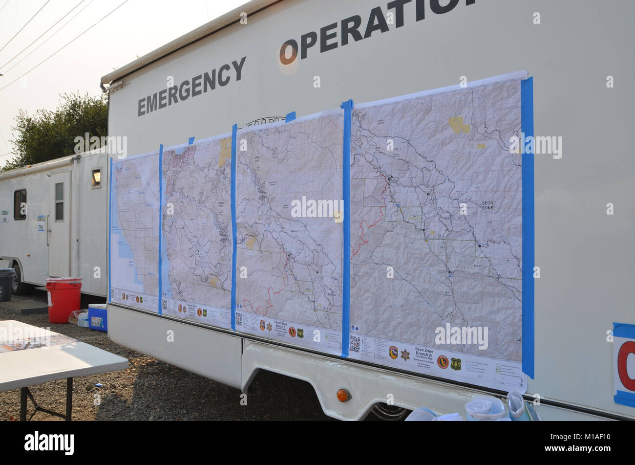 La Garde Nationale de Californie 578e bataillon du génie de la brigade et du 40e Bataillon de soutien Bridage déployer comme équipage main à l'appui de l'Soberanes incendie dans le comté de Monterey. Près de 400 soldats vivent au Toro County Park camp de base dans Salinas pendant leurs 29 jours, où tout, de l'équipement de sécurité incendie, l'hébergement et de loisirs est prévue pour eux. Chaque matin, les équipages des véhicules militaires voyage à divers points de chute sur la ligne de feu, de Carmel à Big Sur, pour travailler comme les pompiers et aider à contenir l'incendie 70 000 acres. Une fois sur un site, les soldats d'enfiler leur équipement de protection et de commencer Banque D'Images
