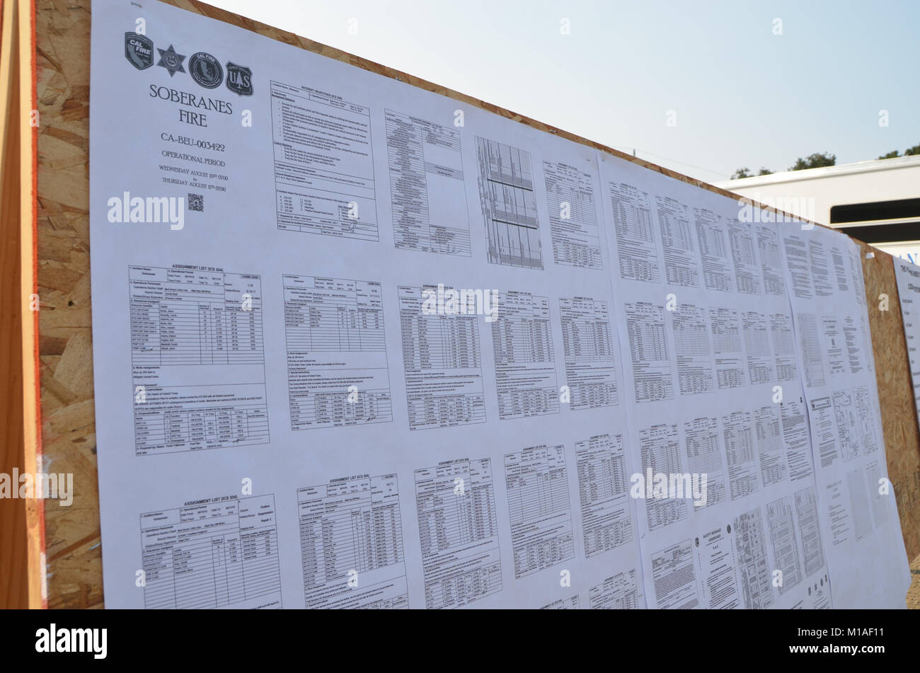 La Garde Nationale de Californie 578e bataillon du génie de la brigade et du 40e Bataillon de soutien Bridage déployer comme équipage main à l'appui de l'Soberanes incendie dans le comté de Monterey. Près de 400 soldats vivent au Toro County Park camp de base dans Salinas pendant leurs 29 jours, où tout, de l'équipement de sécurité incendie, l'hébergement et de loisirs est prévue pour eux. Chaque matin, les équipages des véhicules militaires voyage à divers points de chute sur la ligne de feu, de Carmel à Big Sur, pour travailler comme les pompiers et aider à contenir l'incendie 70 000 acres. Une fois sur un site, les soldats d'enfiler leur équipement de protection et de commencer Banque D'Images