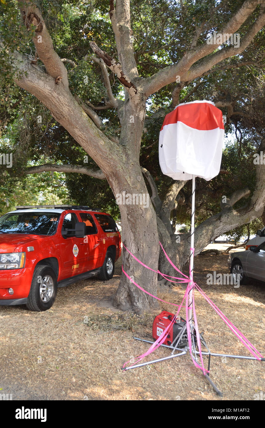 La Garde Nationale de Californie 578e bataillon du génie de la brigade et du 40e Bataillon de soutien Bridage déployer comme équipage main à l'appui de l'Soberanes incendie dans le comté de Monterey. Près de 400 soldats vivent au Toro County Park camp de base dans Salinas pendant leurs 29 jours, où tout, de l'équipement de sécurité incendie, l'hébergement et de loisirs est prévue pour eux. Chaque matin, les équipages des véhicules militaires voyage à divers points de chute sur la ligne de feu, de Carmel à Big Sur, pour travailler comme les pompiers et aider à contenir l'incendie 70 000 acres. Une fois sur un site, les soldats d'enfiler leur équipement de protection et de commencer Banque D'Images