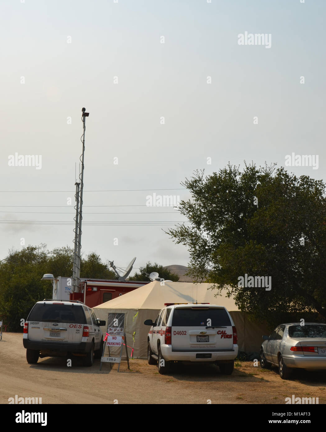 La Garde Nationale de Californie 578e bataillon du génie de la brigade et du 40e Bataillon de soutien Bridage déployer comme équipage main à l'appui de l'Soberanes incendie dans le comté de Monterey. Près de 400 soldats vivent au Toro County Park camp de base dans Salinas pendant leurs 29 jours, où tout, de l'équipement de sécurité incendie, l'hébergement et de loisirs est prévue pour eux. Chaque matin, les équipages des véhicules militaires voyage à divers points de chute sur la ligne de feu, de Carmel à Big Sur, pour travailler comme les pompiers et aider à contenir l'incendie 70 000 acres. Une fois sur un site, les soldats d'enfiler leur équipement de protection et de commencer Banque D'Images