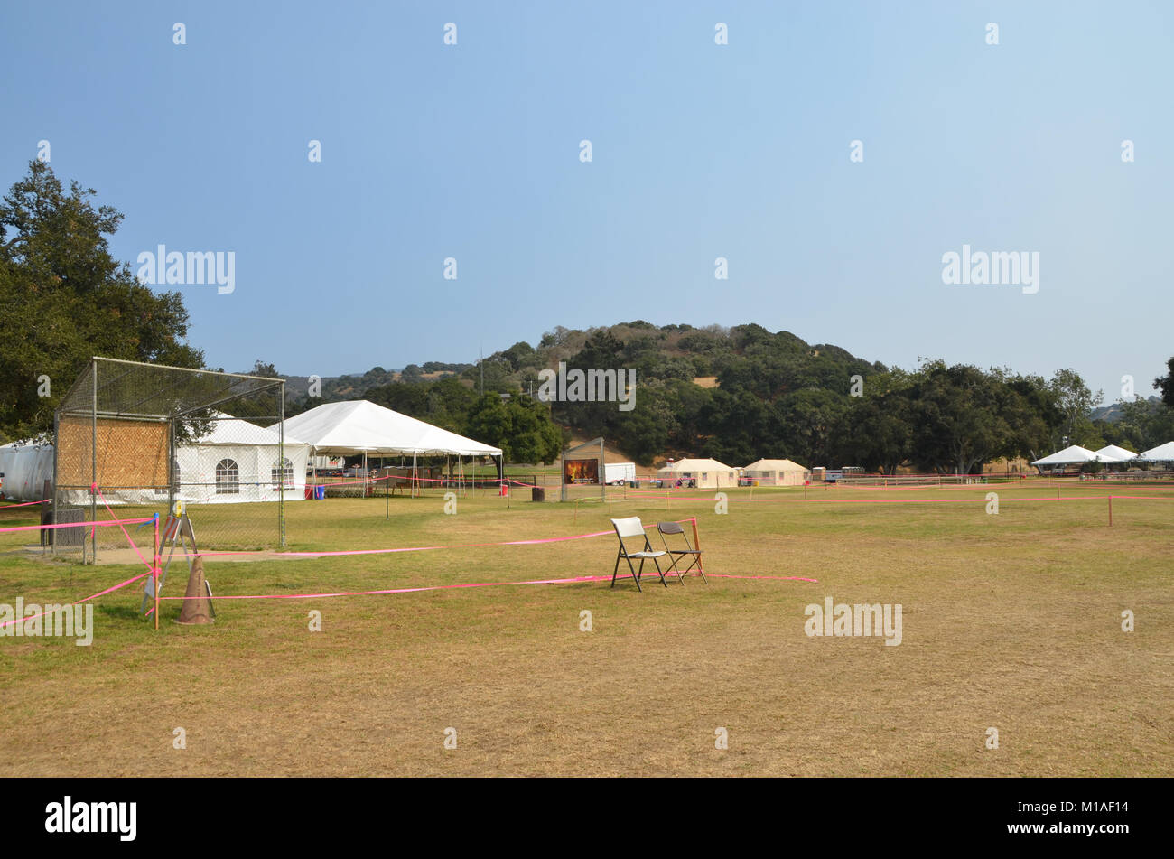 La Garde Nationale de Californie 578e bataillon du génie de la brigade et du 40e Bataillon de soutien Bridage déployer comme équipage main à l'appui de l'Soberanes incendie dans le comté de Monterey. Près de 400 soldats vivent au Toro County Park camp de base dans Salinas pendant leurs 29 jours, où tout, de l'équipement de sécurité incendie, l'hébergement et de loisirs est prévue pour eux. Chaque matin, les équipages des véhicules militaires voyage à divers points de chute sur la ligne de feu, de Carmel à Big Sur, pour travailler comme les pompiers et aider à contenir l'incendie 70 000 acres. Une fois sur un site, les soldats d'enfiler leur équipement de protection et de commencer Banque D'Images