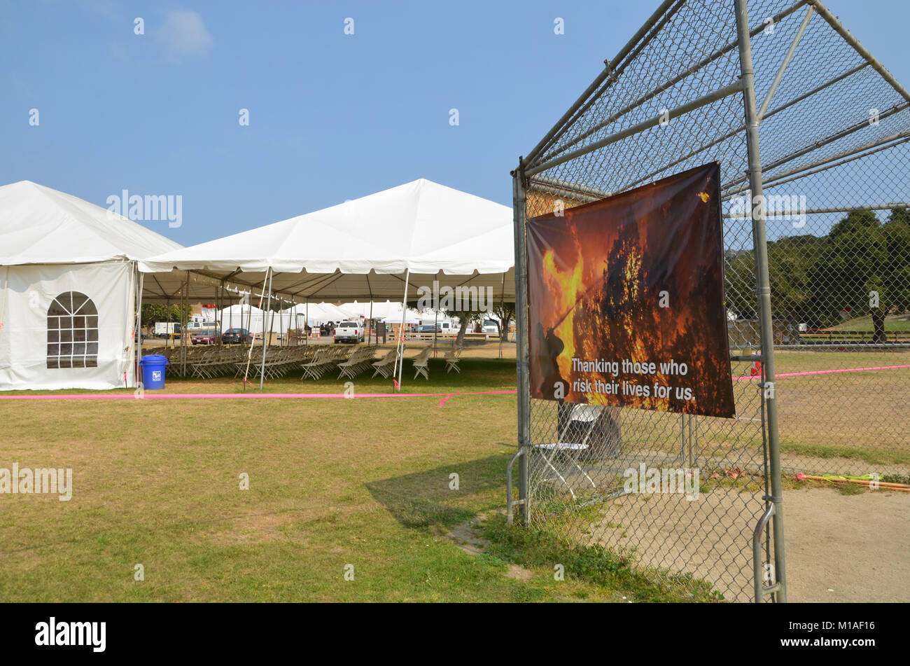 La Garde Nationale de Californie 578e bataillon du génie de la brigade et du 40e Bataillon de soutien Bridage déployer comme équipage main à l'appui de l'Soberanes incendie dans le comté de Monterey. Près de 400 soldats vivent au Toro County Park camp de base dans Salinas pendant leurs 29 jours, où tout, de l'équipement de sécurité incendie, l'hébergement et de loisirs est prévue pour eux. Chaque matin, les équipages des véhicules militaires voyage à divers points de chute sur la ligne de feu, de Carmel à Big Sur, pour travailler comme les pompiers et aider à contenir l'incendie 70 000 acres. Une fois sur un site, les soldats d'enfiler leur équipement de protection et de commencer Banque D'Images
