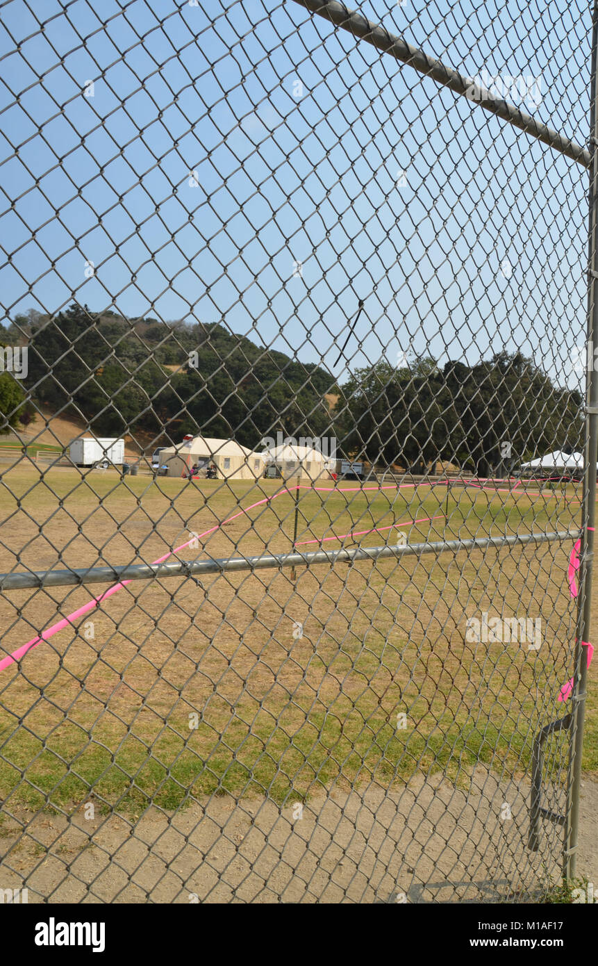 La Garde Nationale de Californie 578e bataillon du génie de la brigade et du 40e Bataillon de soutien Bridage déployer comme équipage main à l'appui de l'Soberanes incendie dans le comté de Monterey. Près de 400 soldats vivent au Toro County Park camp de base dans Salinas pendant leurs 29 jours, où tout, de l'équipement de sécurité incendie, l'hébergement et de loisirs est prévue pour eux. Chaque matin, les équipages des véhicules militaires voyage à divers points de chute sur la ligne de feu, de Carmel à Big Sur, pour travailler comme les pompiers et aider à contenir l'incendie 70 000 acres. Une fois sur un site, les soldats d'enfiler leur équipement de protection et de commencer Banque D'Images