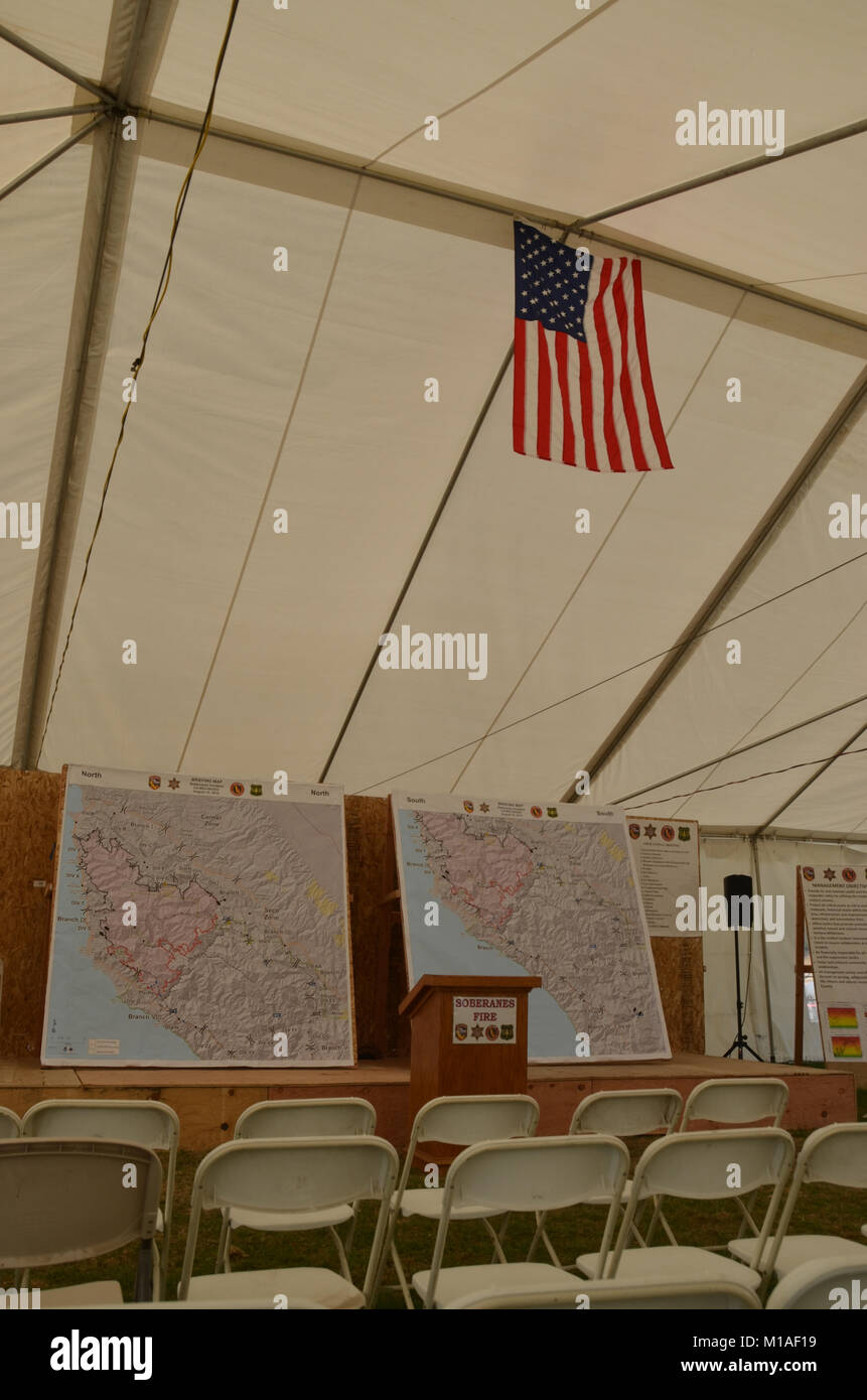 La Garde Nationale de Californie 578e bataillon du génie de la brigade et du 40e Bataillon de soutien Bridage déployer comme équipage main à l'appui de l'Soberanes incendie dans le comté de Monterey. Près de 400 soldats vivent au Toro County Park camp de base dans Salinas pendant leurs 29 jours, où tout, de l'équipement de sécurité incendie, l'hébergement et de loisirs est prévue pour eux. Chaque matin, les équipages des véhicules militaires voyage à divers points de chute sur la ligne de feu, de Carmel à Big Sur, pour travailler comme les pompiers et aider à contenir l'incendie 70 000 acres. Une fois sur un site, les soldats d'enfiler leur équipement de protection et de commencer Banque D'Images