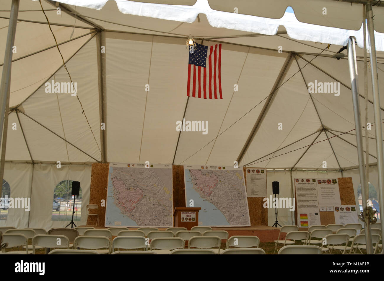 La Garde Nationale de Californie 578e bataillon du génie de la brigade et du 40e Bataillon de soutien Bridage déployer comme équipage main à l'appui de l'Soberanes incendie dans le comté de Monterey. Près de 400 soldats vivent au Toro County Park camp de base dans Salinas pendant leurs 29 jours, où tout, de l'équipement de sécurité incendie, l'hébergement et de loisirs est prévue pour eux. Chaque matin, les équipages des véhicules militaires voyage à divers points de chute sur la ligne de feu, de Carmel à Big Sur, pour travailler comme les pompiers et aider à contenir l'incendie 70 000 acres. Une fois sur un site, les soldats d'enfiler leur équipement de protection et de commencer Banque D'Images