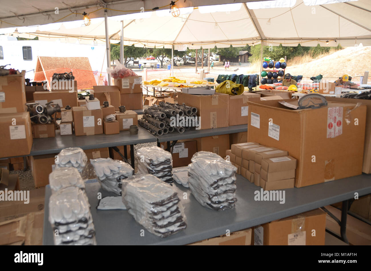 La Garde Nationale de Californie 578e bataillon du génie de la brigade et du 40e Bataillon de soutien Bridage déployer comme équipage main à l'appui de l'Soberanes incendie dans le comté de Monterey. Près de 400 soldats vivent au Toro County Park camp de base dans Salinas pendant leurs 29 jours, où tout, de l'équipement de sécurité incendie, l'hébergement et de loisirs est prévue pour eux. Chaque matin, les équipages des véhicules militaires voyage à divers points de chute sur la ligne de feu, de Carmel à Big Sur, pour travailler comme les pompiers et aider à contenir l'incendie 70 000 acres. Une fois sur un site, les soldats d'enfiler leur équipement de protection et de commencer Banque D'Images