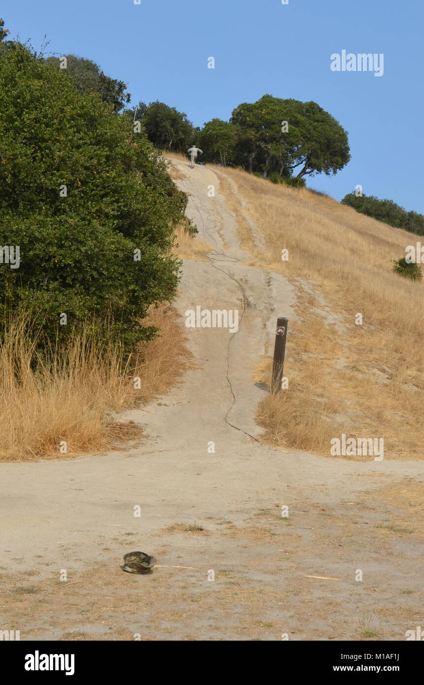 La Garde Nationale de Californie 578e bataillon du génie de la brigade et du 40e Bataillon de soutien Bridage déployer comme équipage main à l'appui de l'Soberanes incendie dans le comté de Monterey. Près de 400 soldats vivent au Toro County Park camp de base dans Salinas pendant leurs 29 jours, où tout, de l'équipement de sécurité incendie, l'hébergement et de loisirs est prévue pour eux. Chaque matin, les équipages des véhicules militaires voyage à divers points de chute sur la ligne de feu, de Carmel à Big Sur, pour travailler comme les pompiers et aider à contenir l'incendie 70 000 acres. Une fois sur un site, les soldats d'enfiler leur équipement de protection et de commencer Banque D'Images