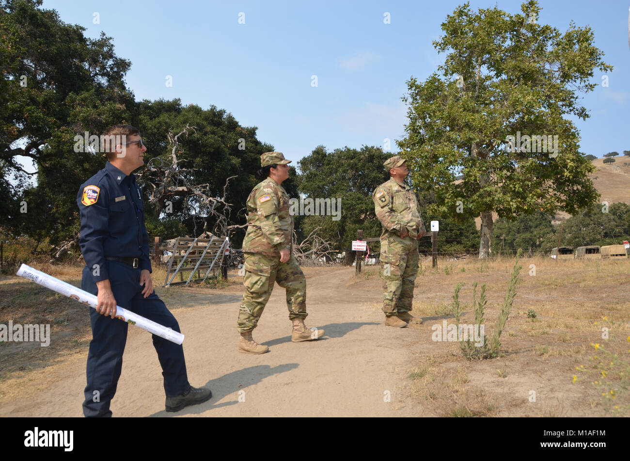 La Garde Nationale de Californie 578e bataillon du génie de la brigade et du 40e Bataillon de soutien Bridage déployer comme équipage main à l'appui de l'Soberanes incendie dans le comté de Monterey. Près de 400 soldats vivent au Toro County Park camp de base dans Salinas pendant leurs 29 jours, où tout, de l'équipement de sécurité incendie, l'hébergement et de loisirs est prévue pour eux. Chaque matin, les équipages des véhicules militaires voyage à divers points de chute sur la ligne de feu, de Carmel à Big Sur, pour travailler comme les pompiers et aider à contenir l'incendie 70 000 acres. Une fois sur un site, les soldats d'enfiler leur équipement de protection et de commencer Banque D'Images