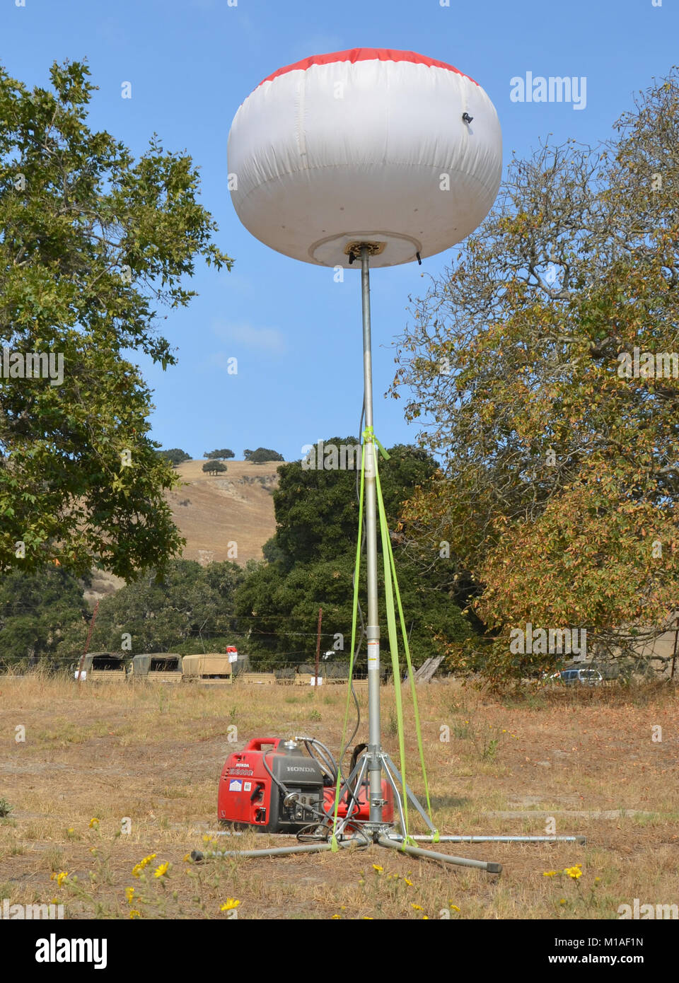 La Garde Nationale de Californie 578e bataillon du génie de la brigade et du 40e Bataillon de soutien Bridage déployer comme équipage main à l'appui de l'Soberanes incendie dans le comté de Monterey. Près de 400 soldats vivent au Toro County Park camp de base dans Salinas pendant leurs 29 jours, où tout, de l'équipement de sécurité incendie, l'hébergement et de loisirs est prévue pour eux. Chaque matin, les équipages des véhicules militaires voyage à divers points de chute sur la ligne de feu, de Carmel à Big Sur, pour travailler comme les pompiers et aider à contenir l'incendie 70 000 acres. Une fois sur un site, les soldats d'enfiler leur équipement de protection et de commencer Banque D'Images