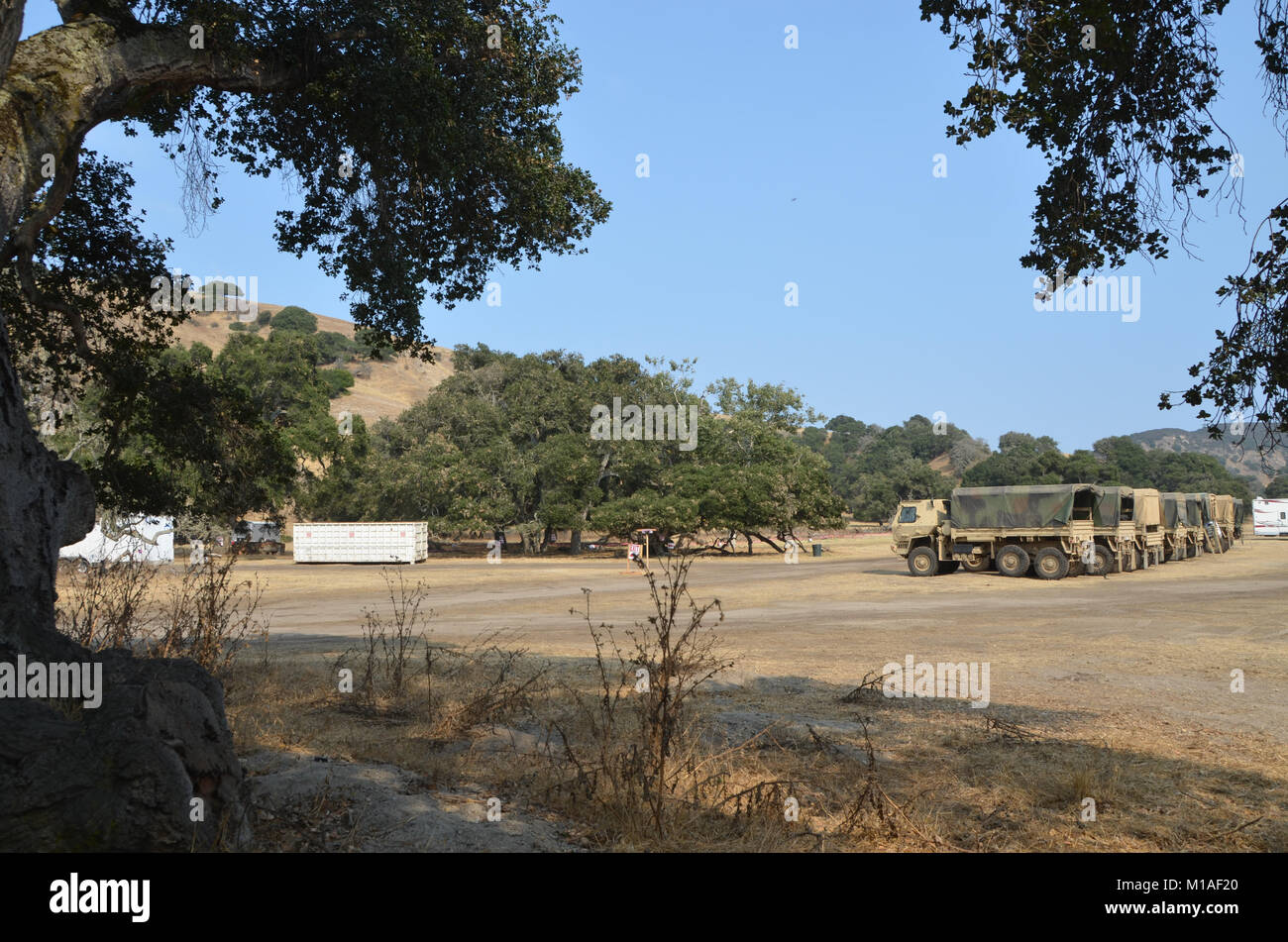 La Garde Nationale de Californie 578e bataillon du génie de la brigade et du 40e Bataillon de soutien Bridage déployer comme équipage main à l'appui de l'Soberanes incendie dans le comté de Monterey. Près de 400 soldats vivent au Toro County Park camp de base dans Salinas pendant leurs 29 jours, où tout, de l'équipement de sécurité incendie, l'hébergement et de loisirs est prévue pour eux. Chaque matin, les équipages des véhicules militaires voyage à divers points de chute sur la ligne de feu, de Carmel à Big Sur, pour travailler comme les pompiers et aider à contenir l'incendie 70 000 acres. Une fois sur un site, les soldats d'enfiler leur équipement de protection et de commencer Banque D'Images