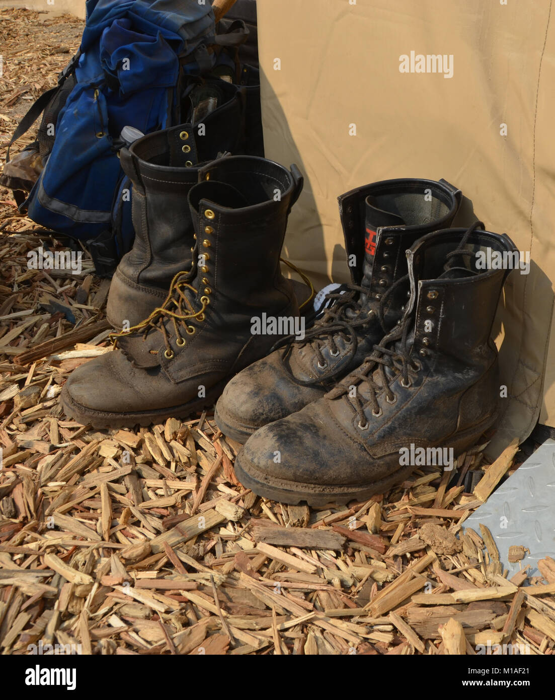 La Garde Nationale de Californie 578e bataillon du génie de la brigade et du 40e Bataillon de soutien Bridage déployer comme équipage main à l'appui de l'Soberanes incendie dans le comté de Monterey. Près de 400 soldats vivent au Toro County Park camp de base dans Salinas pendant leurs 29 jours, où tout, de l'équipement de sécurité incendie, l'hébergement et de loisirs est prévue pour eux. Chaque matin, les équipages des véhicules militaires voyage à divers points de chute sur la ligne de feu, de Carmel à Big Sur, pour travailler comme les pompiers et aider à contenir l'incendie 70 000 acres. Une fois sur un site, les soldats d'enfiler leur équipement de protection et de commencer Banque D'Images