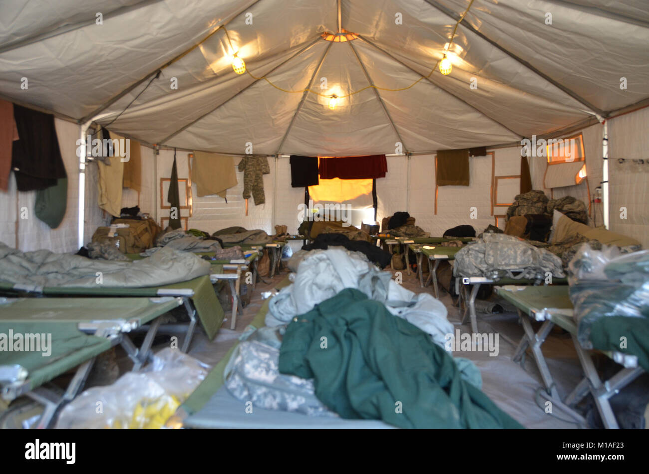 La Garde Nationale de Californie 578e bataillon du génie de la brigade et du 40e Bataillon de soutien Bridage déployer comme équipage main à l'appui de l'Soberanes incendie dans le comté de Monterey. Près de 400 soldats vivent au Toro County Park camp de base dans Salinas pendant leurs 29 jours, où tout, de l'équipement de sécurité incendie, l'hébergement et de loisirs est prévue pour eux. Chaque matin, les équipages des véhicules militaires voyage à divers points de chute sur la ligne de feu, de Carmel à Big Sur, pour travailler comme les pompiers et aider à contenir l'incendie 70 000 acres. Une fois sur un site, les soldats d'enfiler leur équipement de protection et de commencer Banque D'Images