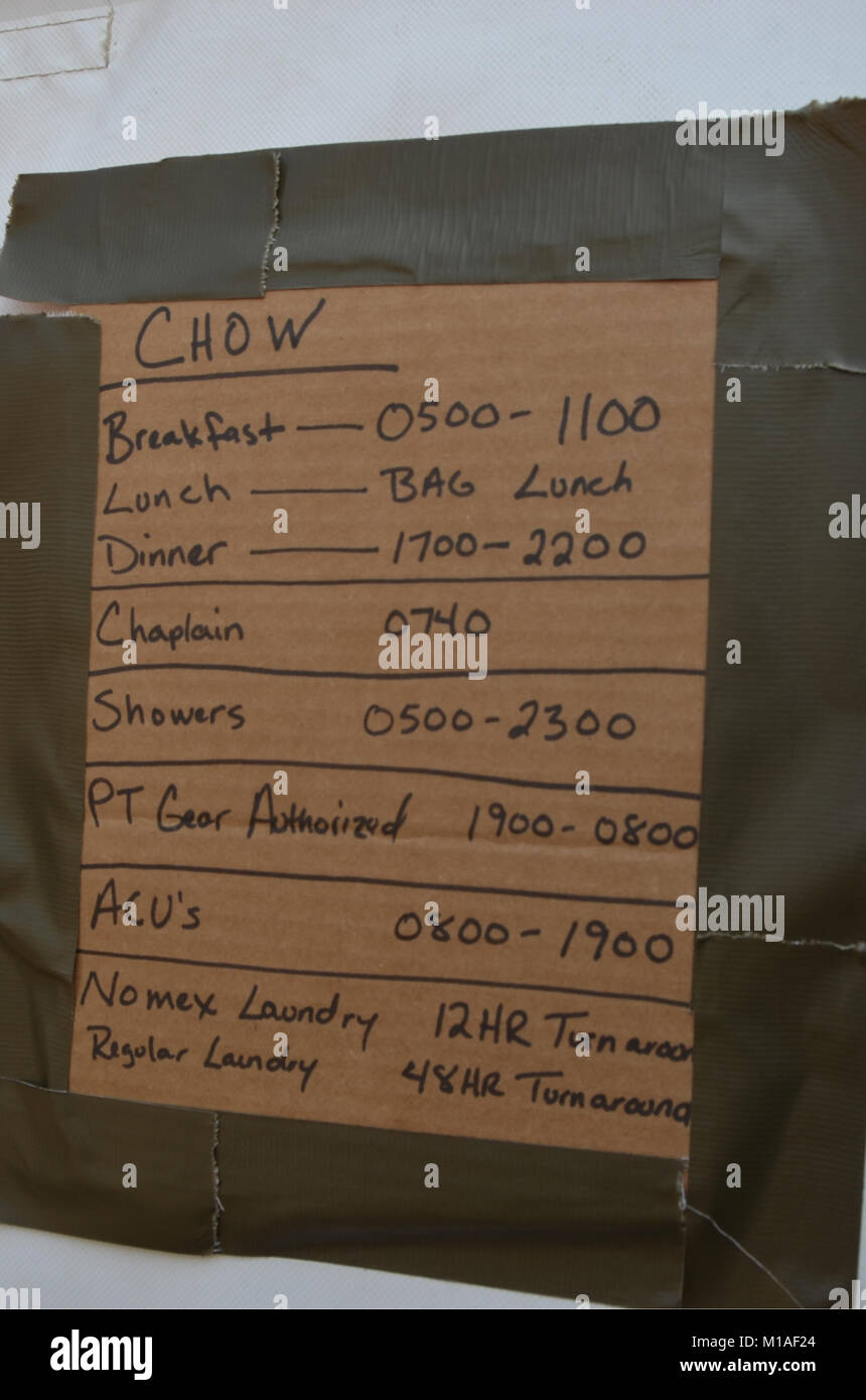 La Garde Nationale de Californie 578e bataillon du génie de la brigade et du 40e Bataillon de soutien Bridage déployer comme équipage main à l'appui de l'Soberanes incendie dans le comté de Monterey. Près de 400 soldats vivent au Toro County Park camp de base dans Salinas pendant leurs 29 jours, où tout, de l'équipement de sécurité incendie, l'hébergement et de loisirs est prévue pour eux. Chaque matin, les équipages des véhicules militaires voyage à divers points de chute sur la ligne de feu, de Carmel à Big Sur, pour travailler comme les pompiers et aider à contenir l'incendie 70 000 acres. Une fois sur un site, les soldats d'enfiler leur équipement de protection et de commencer Banque D'Images