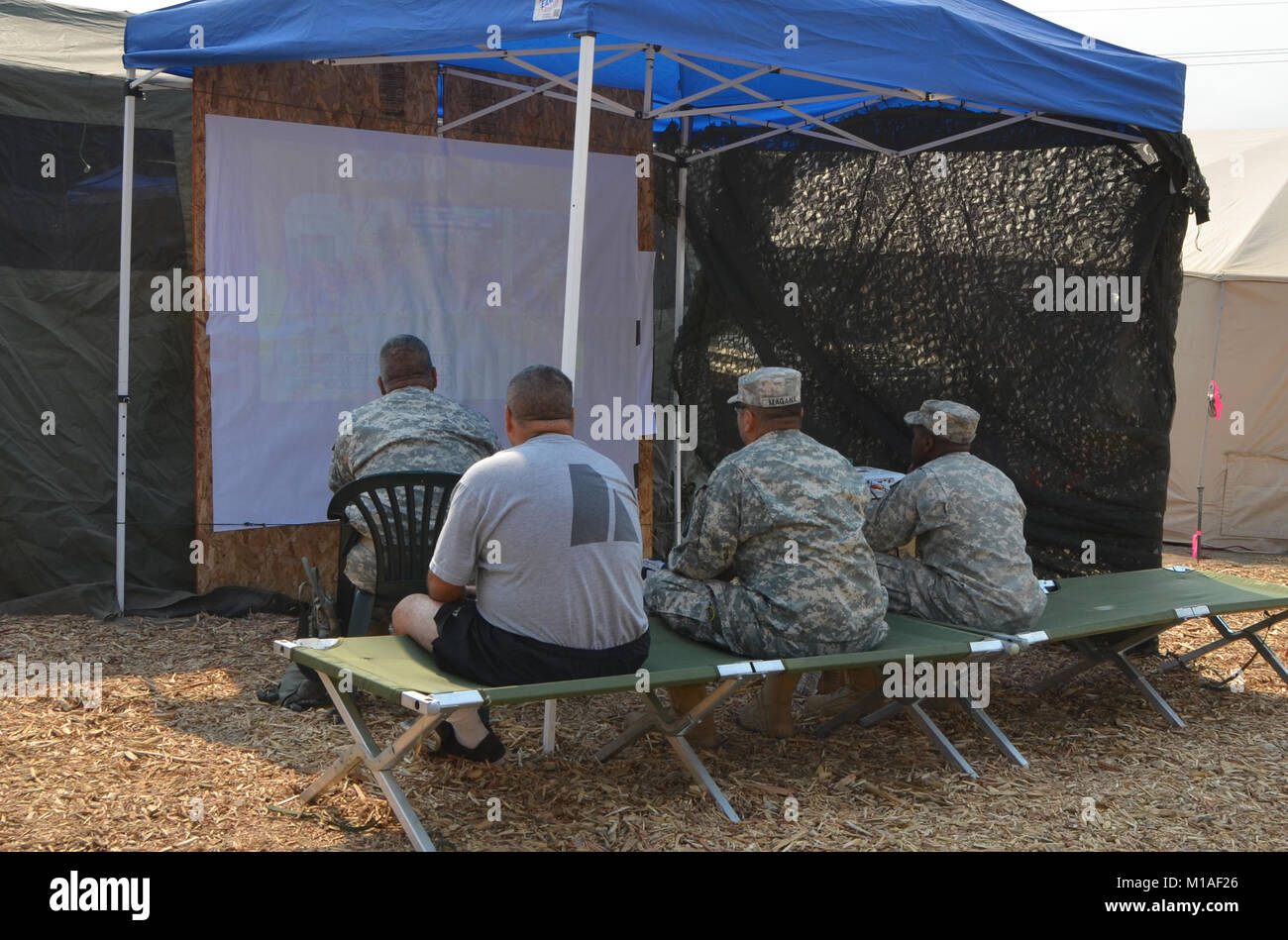 La Garde Nationale de Californie 578e bataillon du génie de la brigade et du 40e Bataillon de soutien Bridage déployer comme équipage main à l'appui de l'Soberanes incendie dans le comté de Monterey. Près de 400 soldats vivent au Toro County Park camp de base dans Salinas pendant leurs 29 jours, où tout, de l'équipement de sécurité incendie, l'hébergement et de loisirs est prévue pour eux. Chaque matin, les équipages des véhicules militaires voyage à divers points de chute sur la ligne de feu, de Carmel à Big Sur, pour travailler comme les pompiers et aider à contenir l'incendie 70 000 acres. Une fois sur un site, les soldats d'enfiler leur équipement de protection et de commencer Banque D'Images