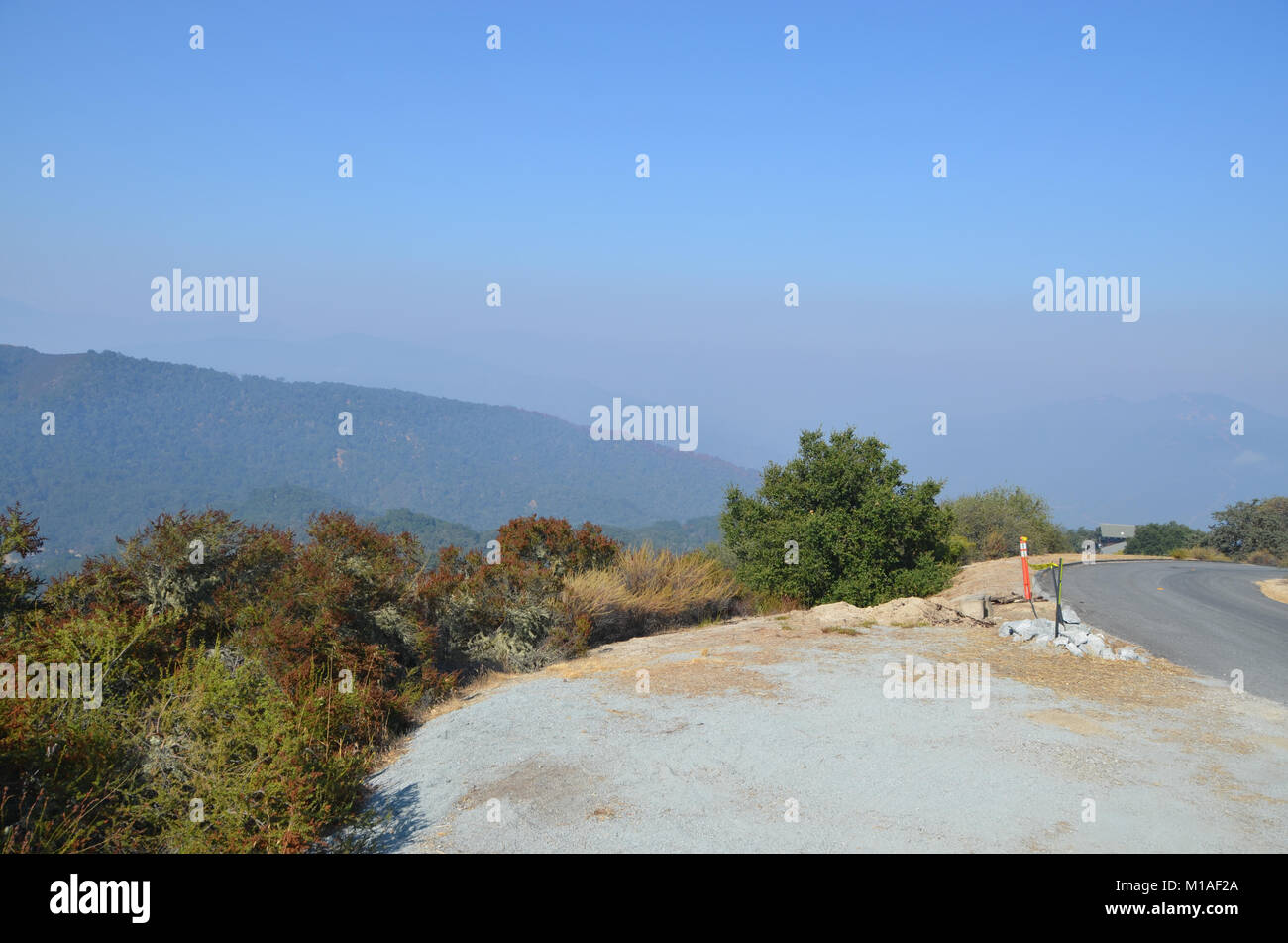 La Garde Nationale de Californie 578e bataillon du génie de la brigade et du 40e Bataillon de soutien Bridage déployer comme équipage main à l'appui de l'Soberanes incendie dans le comté de Monterey. Près de 400 soldats vivent au Toro County Park camp de base dans Salinas pendant leurs 29 jours, où tout, de l'équipement de sécurité incendie, l'hébergement et de loisirs est prévue pour eux. Chaque matin, les équipages des véhicules militaires voyage à divers points de chute sur la ligne de feu, de Carmel à Big Sur, pour travailler comme les pompiers et aider à contenir l'incendie 70 000 acres. Une fois sur un site, les soldats d'enfiler leur équipement de protection et de commencer Banque D'Images