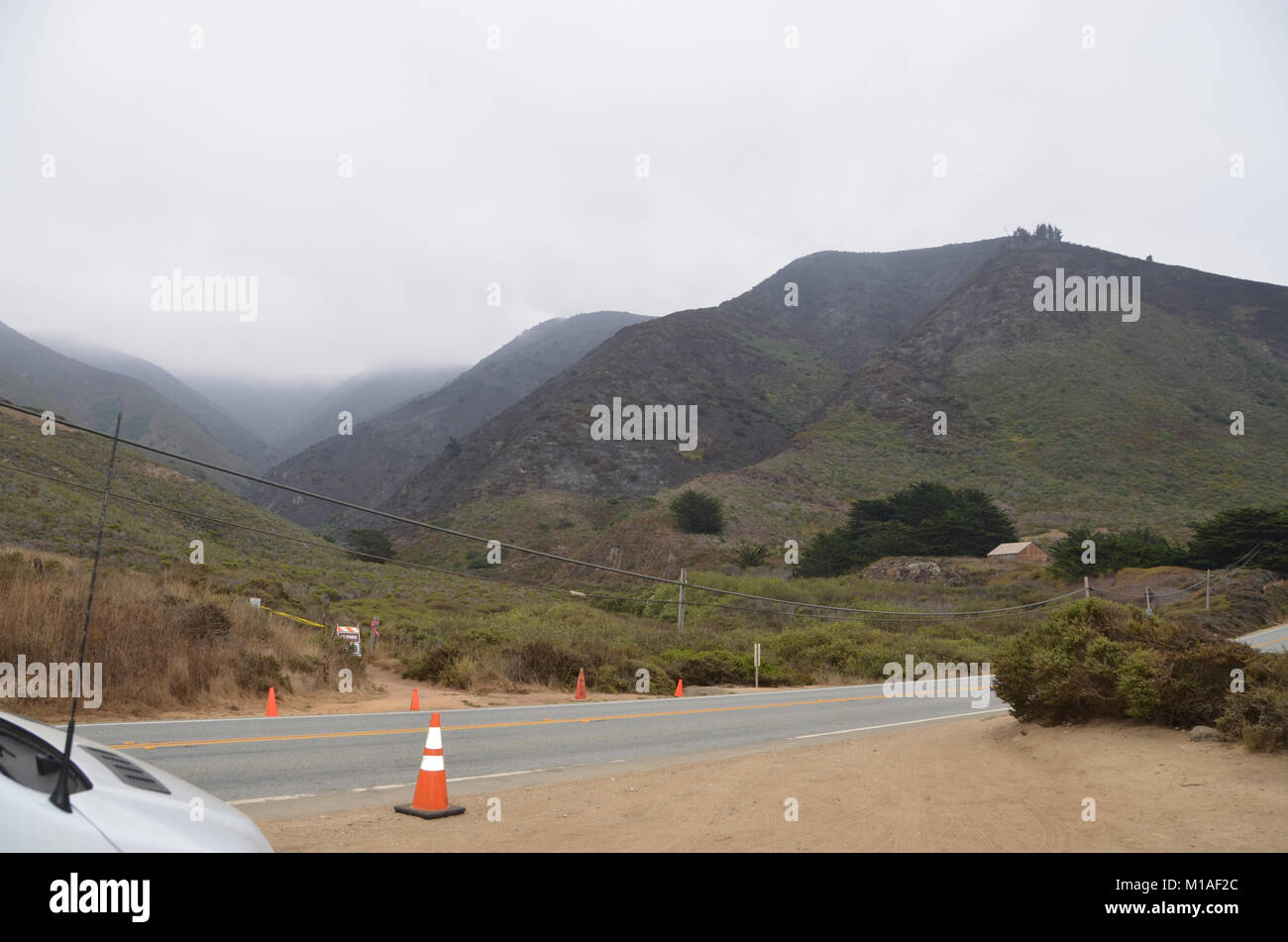 La Garde Nationale de Californie 578e bataillon du génie de la brigade et du 40e Bataillon de soutien Bridage déployer comme équipage main à l'appui de l'Soberanes incendie dans le comté de Monterey. Près de 400 soldats vivent au Toro County Park camp de base dans Salinas pendant leurs 29 jours, où tout, de l'équipement de sécurité incendie, l'hébergement et de loisirs est prévue pour eux. Chaque matin, les équipages des véhicules militaires voyage à divers points de chute sur la ligne de feu, de Carmel à Big Sur, pour travailler comme les pompiers et aider à contenir l'incendie 70 000 acres. Une fois sur un site, les soldats d'enfiler leur équipement de protection et de commencer Banque D'Images