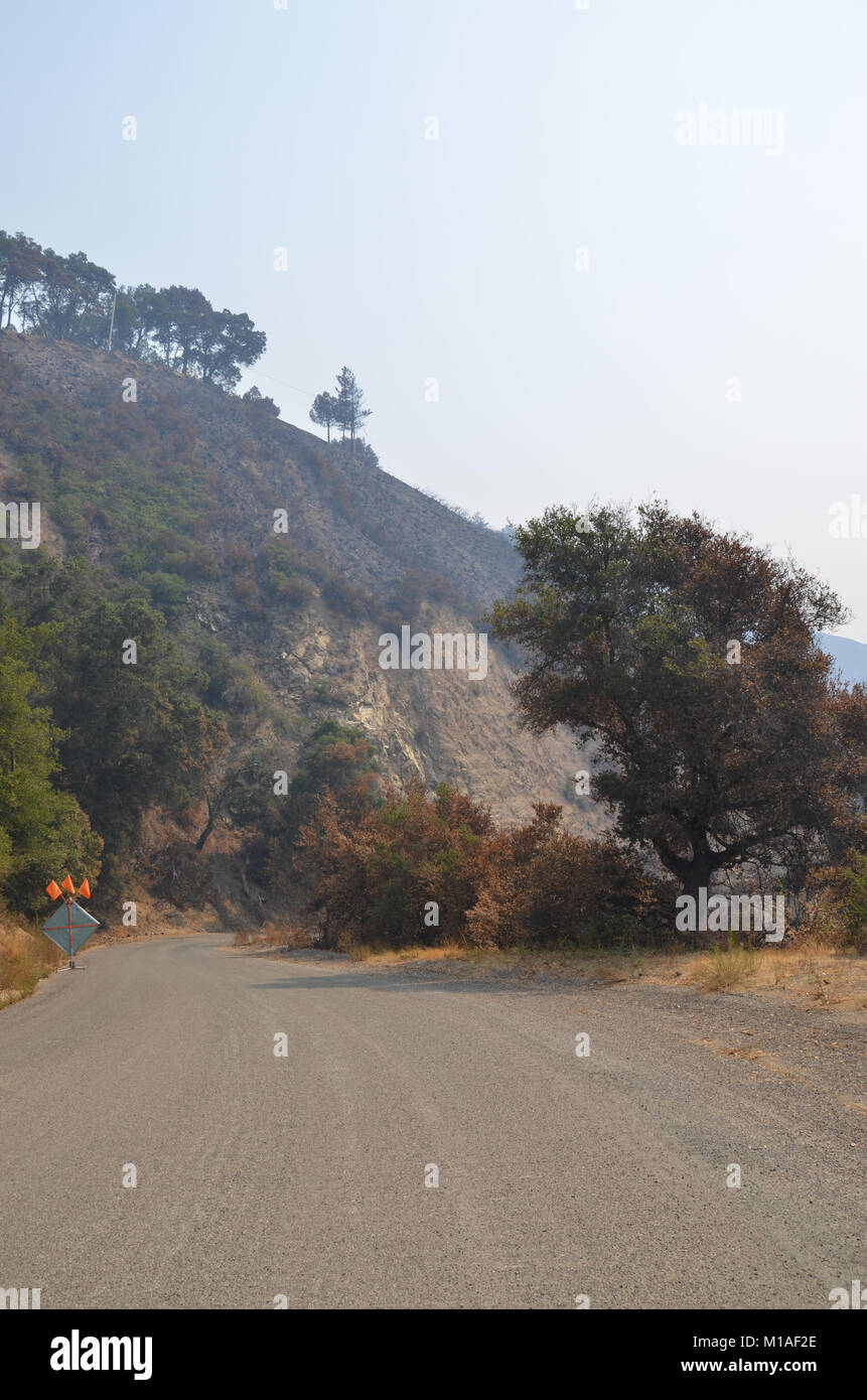 La Garde Nationale de Californie 578e bataillon du génie de la brigade et du 40e Bataillon de soutien Bridage déployer comme équipage main à l'appui de l'Soberanes incendie dans le comté de Monterey. Près de 400 soldats vivent au Toro County Park camp de base dans Salinas pendant leurs 29 jours, où tout, de l'équipement de sécurité incendie, l'hébergement et de loisirs est prévue pour eux. Chaque matin, les équipages des véhicules militaires voyage à divers points de chute sur la ligne de feu, de Carmel à Big Sur, pour travailler comme les pompiers et aider à contenir l'incendie 70 000 acres. Une fois sur un site, les soldats d'enfiler leur équipement de protection et de commencer Banque D'Images