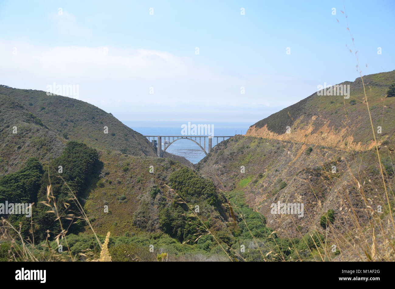 La Garde Nationale de Californie 578e bataillon du génie de la brigade et du 40e Bataillon de soutien Bridage déployer comme équipage main à l'appui de l'Soberanes incendie dans le comté de Monterey. Près de 400 soldats vivent au Toro County Park camp de base dans Salinas pendant leurs 29 jours, où tout, de l'équipement de sécurité incendie, l'hébergement et de loisirs est prévue pour eux. Chaque matin, les équipages des véhicules militaires voyage à divers points de chute sur la ligne de feu, de Carmel à Big Sur, pour travailler comme les pompiers et aider à contenir l'incendie 70 000 acres. Une fois sur un site, les soldats d'enfiler leur équipement de protection et de commencer Banque D'Images