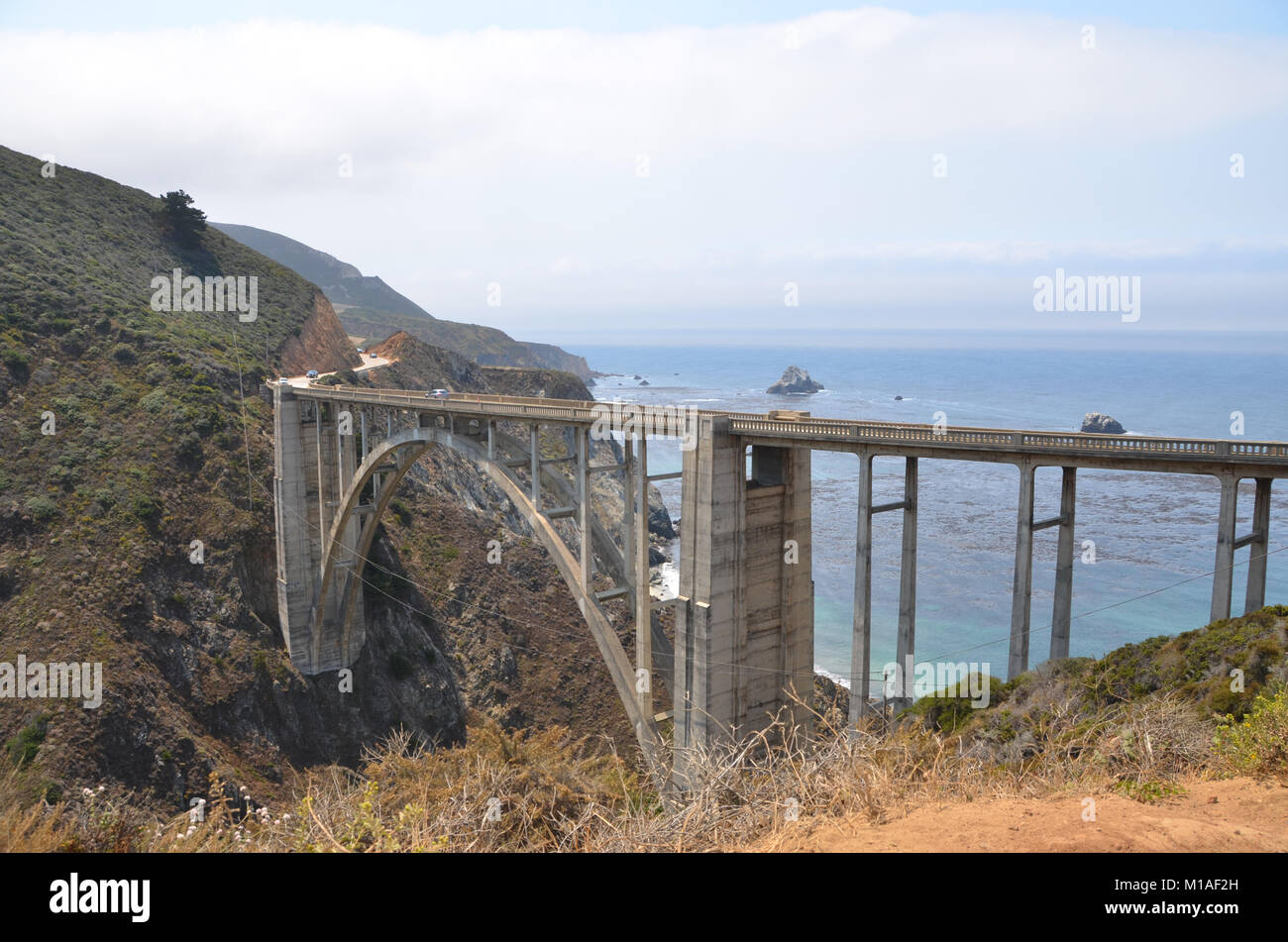 La Garde Nationale de Californie 578e bataillon du génie de la brigade et du 40e Bataillon de soutien Bridage déployer comme équipage main à l'appui de l'Soberanes incendie dans le comté de Monterey. Près de 400 soldats vivent au Toro County Park camp de base dans Salinas pendant leurs 29 jours, où tout, de l'équipement de sécurité incendie, l'hébergement et de loisirs est prévue pour eux. Chaque matin, les équipages des véhicules militaires voyage à divers points de chute sur la ligne de feu, de Carmel à Big Sur, pour travailler comme les pompiers et aider à contenir l'incendie 70 000 acres. Une fois sur un site, les soldats d'enfiler leur équipement de protection et de commencer Banque D'Images