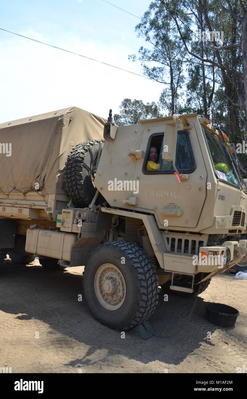 La Garde Nationale de Californie 578e bataillon du génie de la brigade et du 40e Bataillon de soutien Bridage déployer comme équipage main à l'appui de l'Soberanes incendie dans le comté de Monterey. Près de 400 soldats vivent au Toro County Park camp de base dans Salinas pendant leurs 29 jours, où tout, de l'équipement de sécurité incendie, l'hébergement et de loisirs est prévue pour eux. Chaque matin, les équipages des véhicules militaires voyage à divers points de chute sur la ligne de feu, de Carmel à Big Sur, pour travailler comme les pompiers et aider à contenir l'incendie 70 000 acres. Une fois sur un site, les soldats d'enfiler leur équipement de protection et de commencer Banque D'Images